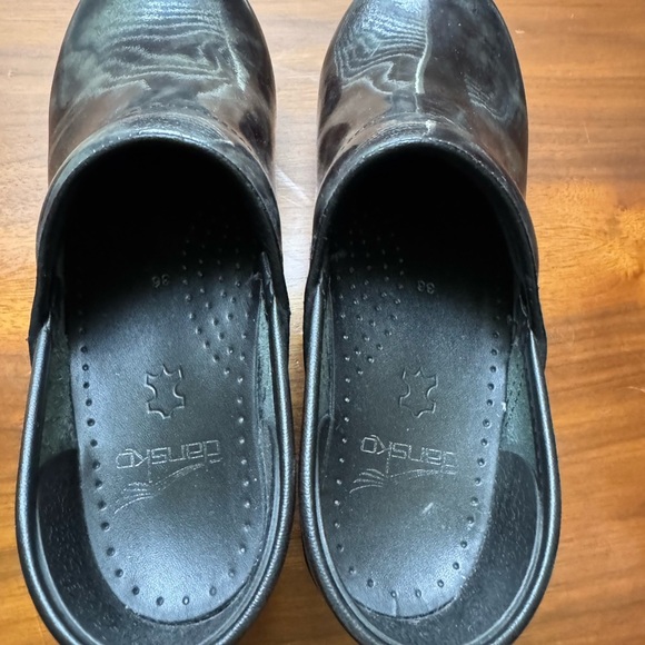 Women’s Dansko Dark blue patterned leather clogs.  Women’s size 36/6 - Picture 4 of 9